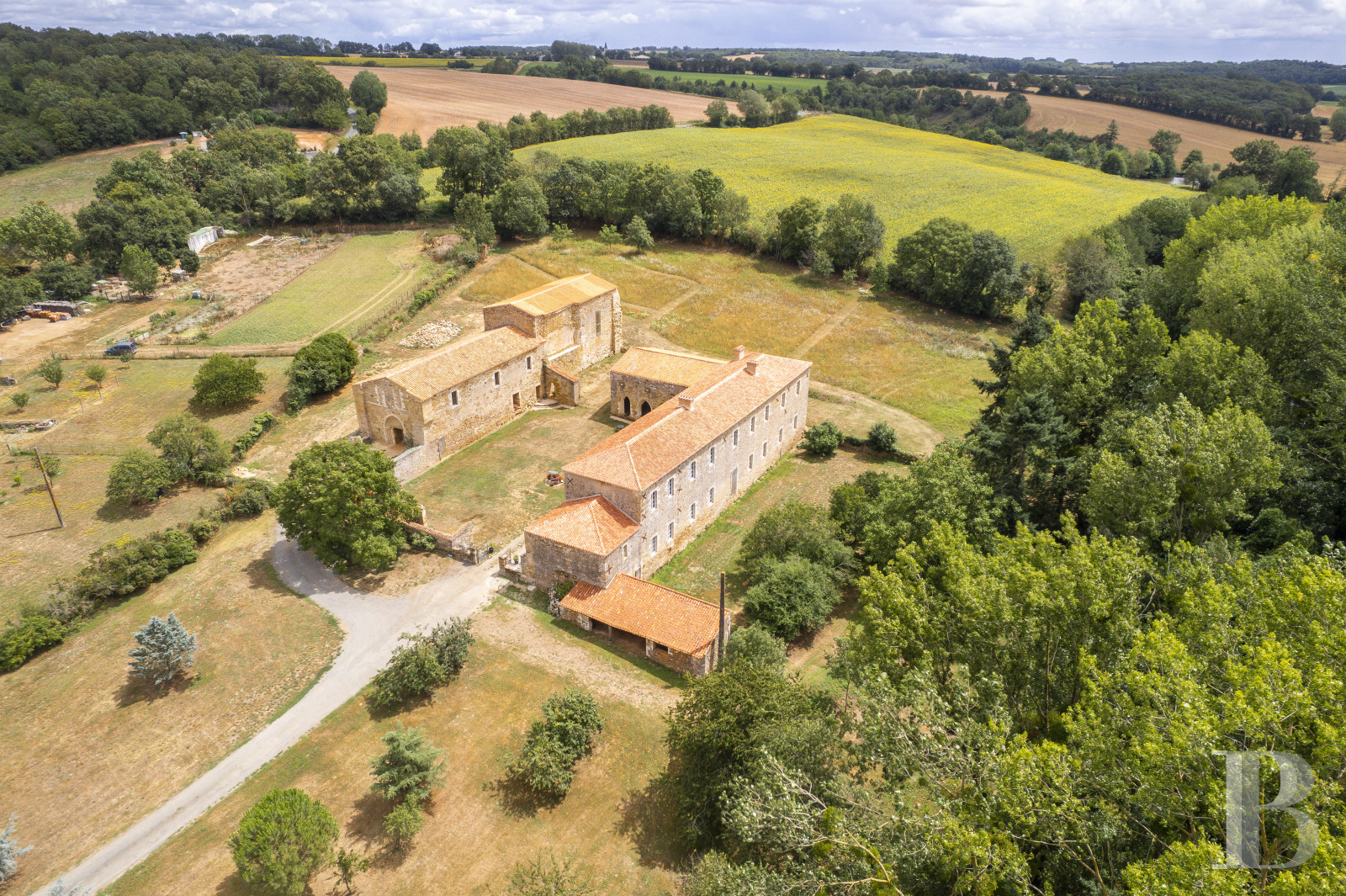 A peaceful stay in a renovated former Cistercian abbey in Vendée, not far from La Roche-sur-Yon - photo  n°1